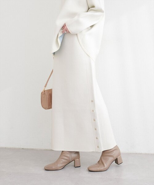 natural couture(ナチュラルクチュール)の「サイド釦スリットタイトニットスカート(スカート・レディース・イエロー/ピンク/チャコールグレー/オフホワイト・FREE)」の5枚目の写真