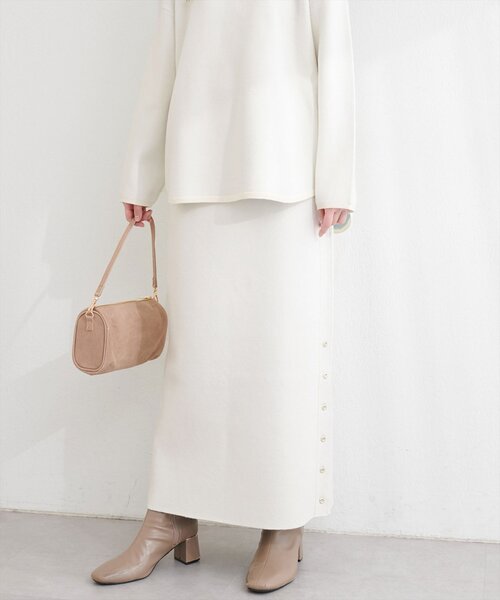 natural couture(ナチュラルクチュール)の「サイド釦スリットタイトニットスカート(スカート・レディース・イエロー/ピンク/チャコールグレー/オフホワイト・FREE)」の6枚目の写真