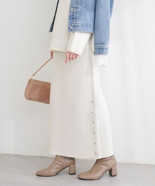 natural couture(ナチュラルクチュール)の「サイド釦スリットタイトニットスカート(スカート・レディース・イエロー/ピンク/チャコールグレー/オフホワイト・FREE)」の9枚目の写真