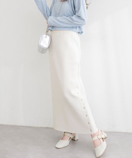 natural couture(ナチュラルクチュール)の「サイド釦スリットタイトニットスカート(スカート・レディース・イエロー/ピンク/チャコールグレー/オフホワイト・FREE)」の11枚目の写真