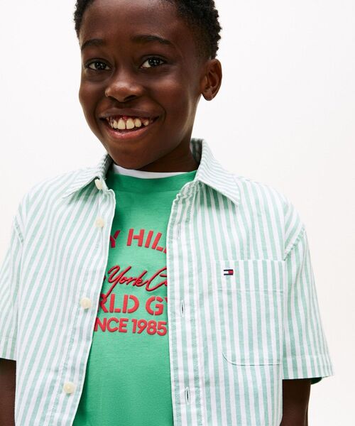 TOMMY HILFIGER（トミーヒルフィガー）の「BOYS フレックスストライプショートスリーブシャツ（シャツ/ブラウス・キッズ・グリーン・140cm/160cm/150cm）」の2枚目の写真
