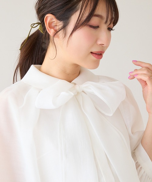 Rose Tiara(ローズティアラ)の「リボンタイボリューム袖ブラウス(シャツ/ブラウス・レディース・ブラック/オレンジ/バイオレット/オフホワイト・46/42/38)」の2枚目の写真