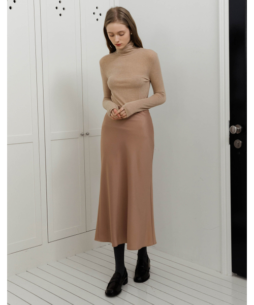LAUTREDE MIN(ロートルドミン)の「Lautre Powder Satin flare skirt(スカート・レディース・サンドベージュ・SMALL/MEDIUM)」の2枚目の写真