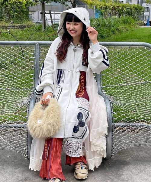 CIAOPANIC(チャオパニック)の「【ゆなまる企画】【HELLO.SANFRANCISCO/ハローサンフランシスコ】リメイクパーカーワンピース(ワンピース・レディース・オフホワイト/チャコールグレー・ONE SIZE)」の3枚目の写真