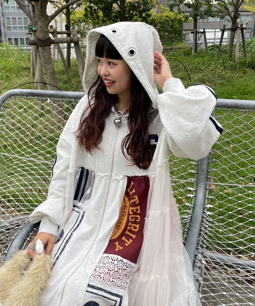 CIAOPANIC(チャオパニック)の「【ゆなまる企画】【HELLO.SANFRANCISCO/ハローサンフランシスコ】リメイクパーカーワンピース(ワンピース・レディース・オフホワイト/チャコールグレー・ONE SIZE)」の4枚目の写真