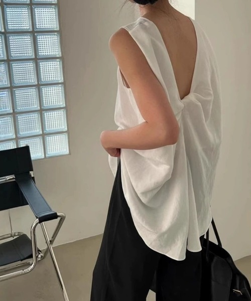 meJane（ミージェーン）の「バックシャンデザイン ノースリーブトップス（タンクトップ・レディース・グレイッシュベージュ/ブラック/ホワイト・FREE）」の2枚目の写真