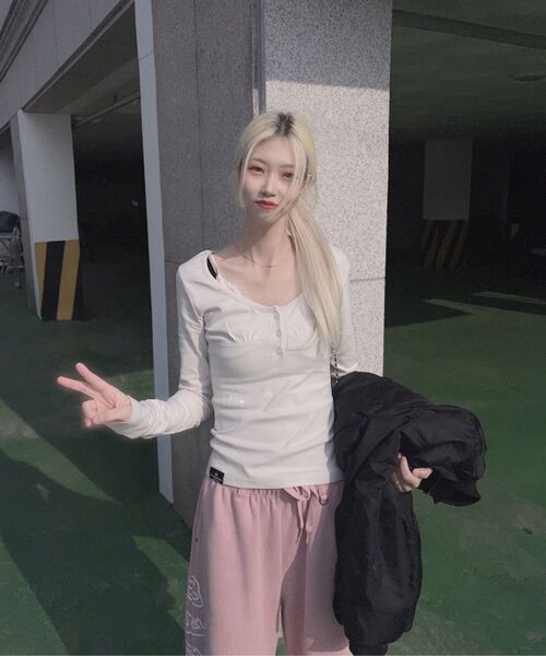 THE MYSTERIOUS HOTEL（ザミステリアスホテル）の「SHIRRING 88 BUTTON SLEEVE [IVORY]（Tシャツ/カットソー・レディース・その他・FREE）」の3枚目の写真