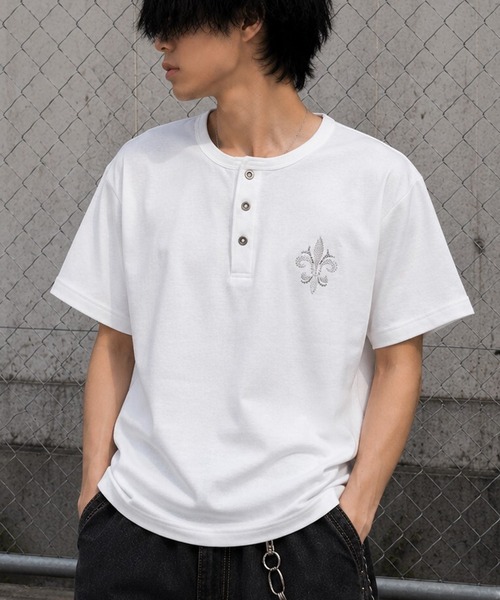 BENDER TOKYO(ベンダートウキョウ)の「ラインストーン ワンポイント クロスモチーフ ジャストフィット テレコ ヘンリーネック Tシャツ(Tシャツ/カットソー・メンズ・ホワイト/ホワイト系その他/ブラック/ブラック系その他・L/M)」の3枚目の写真