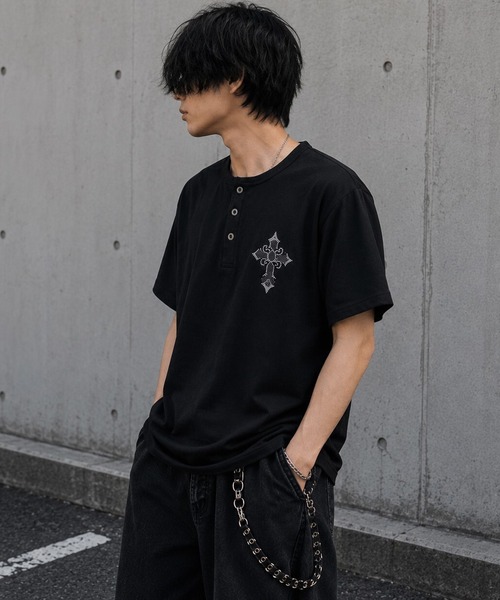 BENDER TOKYO(ベンダートウキョウ)の「ラインストーン ワンポイント クロスモチーフ ジャストフィット テレコ ヘンリーネック Tシャツ(Tシャツ/カットソー・メンズ・ホワイト/ホワイト系その他/ブラック/ブラック系その他・L/M)」の8枚目の写真