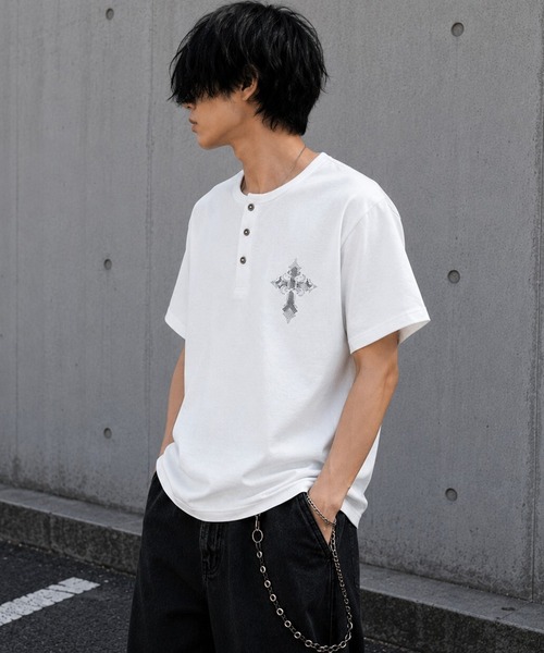 BENDER TOKYO(ベンダートウキョウ)の「ラインストーン ワンポイント クロスモチーフ ジャストフィット テレコ ヘンリーネック Tシャツ(Tシャツ/カットソー・メンズ・ホワイト/ホワイト系その他/ブラック/ブラック系その他・L/M)」の7枚目の写真