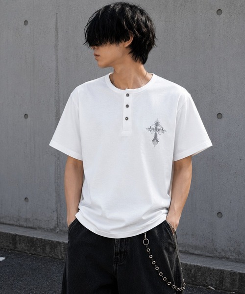 BENDER TOKYO(ベンダートウキョウ)の「ラインストーン ワンポイント クロスモチーフ ジャストフィット テレコ ヘンリーネック Tシャツ(Tシャツ/カットソー・メンズ・ホワイト/ホワイト系その他/ブラック/ブラック系その他・L/M)」の9枚目の写真