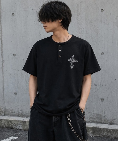BENDER TOKYO(ベンダートウキョウ)の「ラインストーン ワンポイント クロスモチーフ ジャストフィット テレコ ヘンリーネック Tシャツ(Tシャツ/カットソー・メンズ・ホワイト/ホワイト系その他/ブラック/ブラック系その他・L/M)」の11枚目の写真