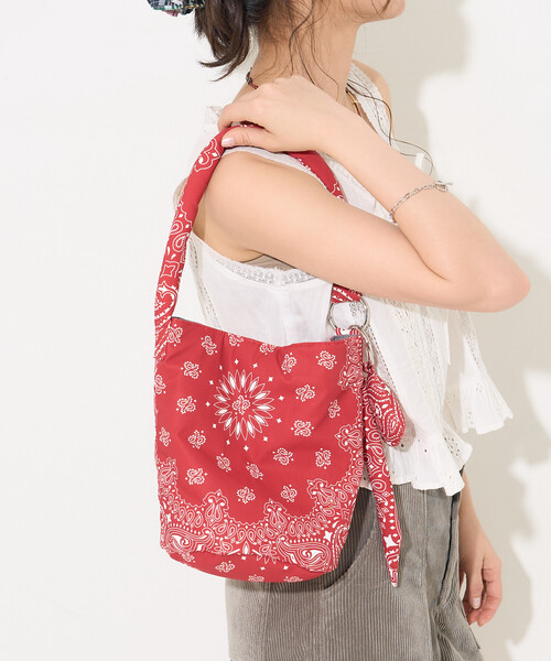 FREAK'S STORE(フリークスストア)の「【Beach & Festival】バンダナ柄 チャーム付き バケツバッグ(ショルダーバッグ・レディース・レッド/ブラウン/ブラック・ONE SIZE)」の3枚目の写真
