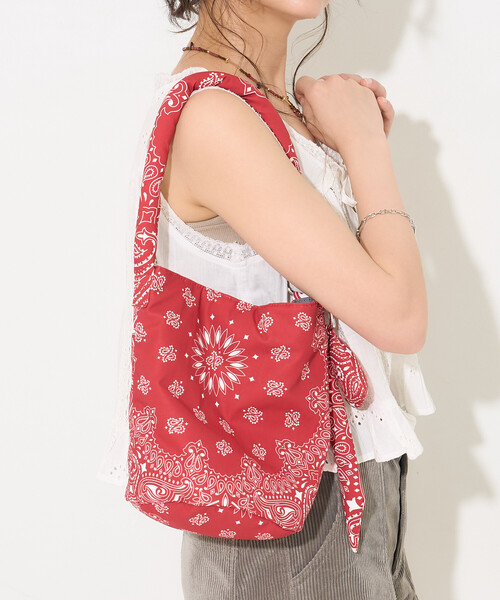 FREAK'S STORE(フリークスストア)の「【Beach & Festival】バンダナ柄 チャーム付き バケツバッグ(ショルダーバッグ・レディース・レッド/ブラウン/ブラック・ONE SIZE)」の22枚目の写真
