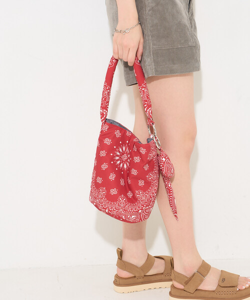 FREAK'S STORE(フリークスストア)の「【Beach & Festival】バンダナ柄 チャーム付き バケツバッグ(ショルダーバッグ・レディース・レッド/ブラウン/ブラック・ONE SIZE)」の12枚目の写真