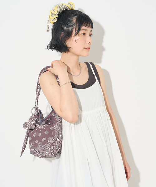 FREAK'S STORE(フリークスストア)の「【Beach & Festival】バンダナ柄 チャーム付き バケツバッグ(ショルダーバッグ・レディース・レッド/ブラウン/ブラック・ONE SIZE)」の18枚目の写真