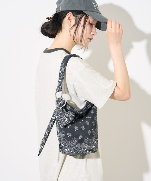 FREAK'S STORE(フリークスストア)の「【Beach & Festival】バンダナ柄 チャーム付き バケツバッグ(ショルダーバッグ・レディース・レッド/ブラウン/ブラック・ONE SIZE)」の19枚目の写真