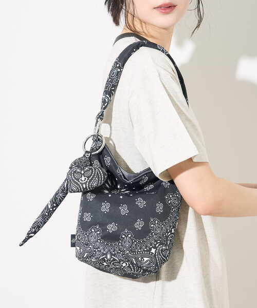 FREAK'S STORE(フリークスストア)の「【Beach & Festival】バンダナ柄 チャーム付き バケツバッグ(ショルダーバッグ・レディース・レッド/ブラウン/ブラック・ONE SIZE)」の20枚目の写真
