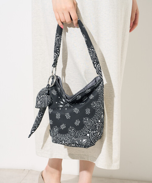 FREAK'S STORE(フリークスストア)の「【Beach & Festival】バンダナ柄 チャーム付き バケツバッグ(ショルダーバッグ・レディース・レッド/ブラウン/ブラック・ONE SIZE)」の21枚目の写真