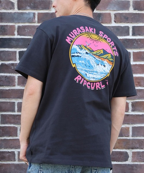 ムラサキスポーツ(ムラサキスポーツ)の「【ムラサキスポーツ限定】MURASAKI ムラサキ × RIPCURL リップカール 半袖 Tシャツ コラボレーション M RCM6S-2101(Tシャツ/カットソー・メンズ・ホワイト/ブラック/グレイッシュブルー・M/L/XL)」の2枚目の写真
