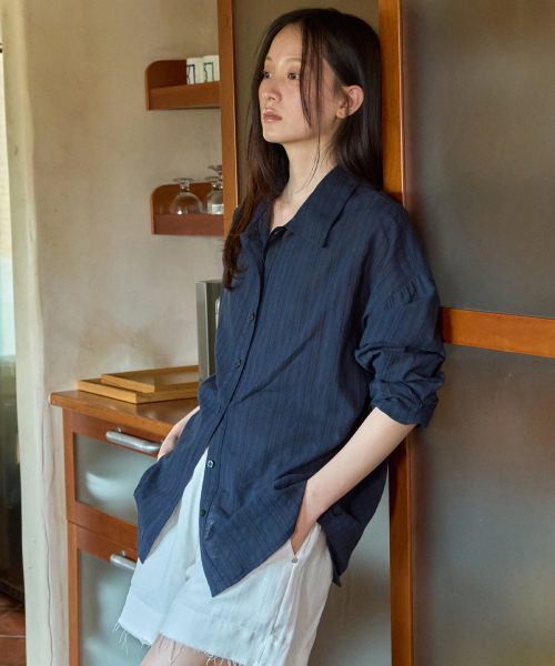WEDNESDAYOASISFORWOMEN（ウェンズデー オアシス フォー ウーマン）の「デイライトストライプシャツ_NAVY(WB6SH08)（シャツ/ブラウス・レディース・ネイビー・FREE）」の2枚目の写真