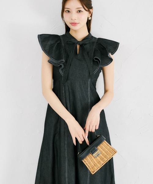 tocco closet(トッコ クローゼット)の「ボウタイリボン付きラッフルスリーブライトデニムワンピース(ワンピース・レディース・インディゴブルー/ブラック・M)」の1枚目の写真