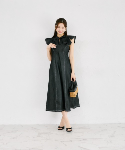 tocco closet(トッコ クローゼット)の「ボウタイリボン付きラッフルスリーブライトデニムワンピース(ワンピース・レディース・インディゴブルー/ブラック・M)」の3枚目の写真