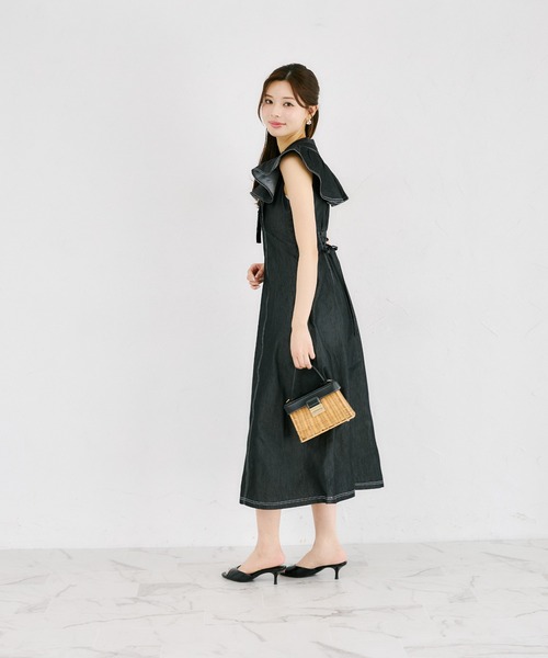 tocco closet(トッコ クローゼット)の「ボウタイリボン付きラッフルスリーブライトデニムワンピース(ワンピース・レディース・インディゴブルー/ブラック・M)」の7枚目の写真