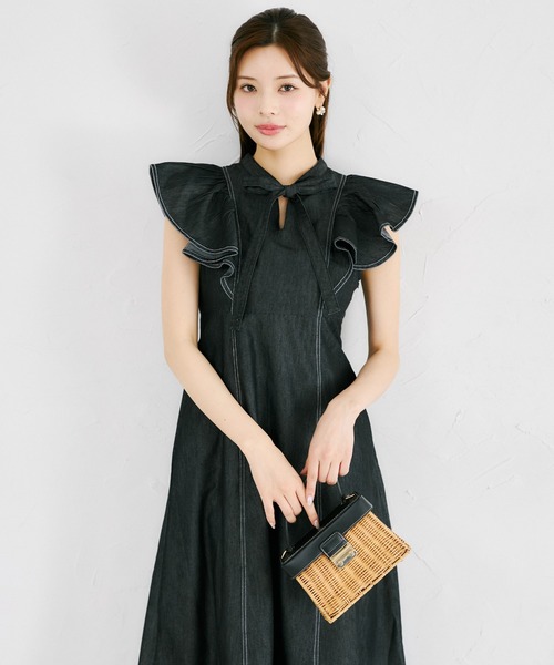 tocco closet(トッコ クローゼット)の「ボウタイリボン付きラッフルスリーブライトデニムワンピース(ワンピース・レディース・インディゴブルー/ブラック・M)」の9枚目の写真