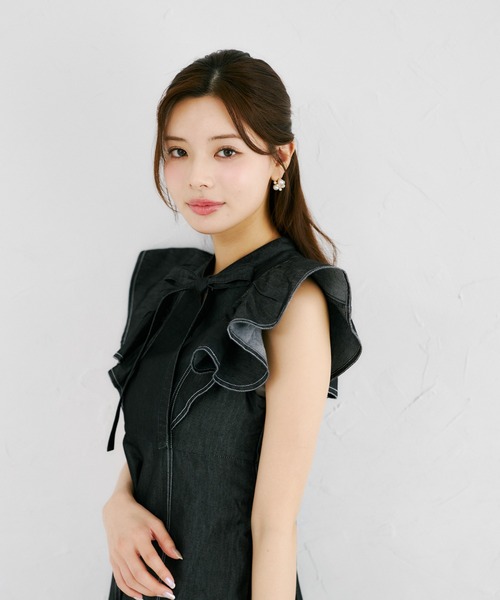 tocco closet(トッコ クローゼット)の「ボウタイリボン付きラッフルスリーブライトデニムワンピース(ワンピース・レディース・インディゴブルー/ブラック・M)」の13枚目の写真