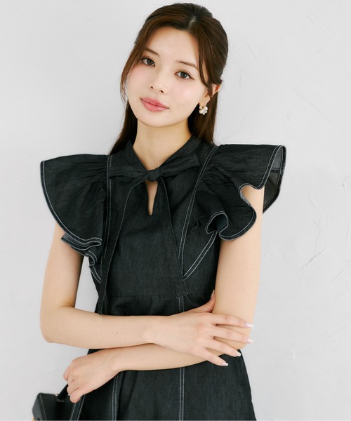 tocco closet(トッコ クローゼット)の「ボウタイリボン付きラッフルスリーブライトデニムワンピース(ワンピース・レディース・インディゴブルー/ブラック・M)」の11枚目の写真