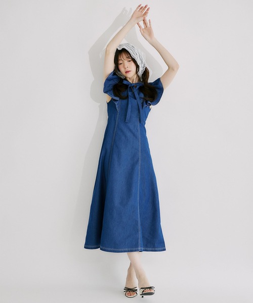 tocco closet(トッコ クローゼット)の「ボウタイリボン付きラッフルスリーブライトデニムワンピース(ワンピース・レディース・インディゴブルー/ブラック・M)」の15枚目の写真