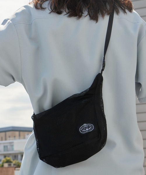 POLeR(ポーラー)の「POLeR/ポーラー MESH STUFF STROLL SHOULDER メッシュ ショルダーバッグ ポケッタブル使用 ブランドタグ アウトドア デイリー 2026年夏 夏服(ショルダーバッグ・メンズ・ホワイト/ブラック/イエロー/マルチ・FREE)」の18枚目の写真