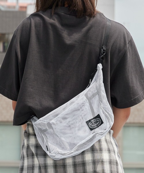 POLeR(ポーラー)の「POLeR/ポーラー MESH STUFF STROLL SHOULDER メッシュ ショルダーバッグ ポケッタブル使用 ブランドタグ アウトドア デイリー 2026年夏 夏服(ショルダーバッグ・メンズ・ホワイト/ブラック/イエロー/マルチ・FREE)」の15枚目の写真