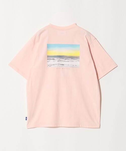NICE WEATHER(ナイスウェザー)の「<NICE WEATHER>フォトバックプリント Tシャツ(Tシャツ/カットソー・メンズ・クリーム/ライトピンク/ライトグレー・M/S/L)」の1枚目の写真