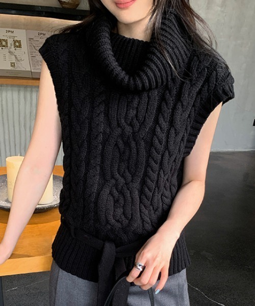 AMAJI(アマジ)の「ケーブル編み ハイネック ウエストリボン ニットベスト(ニット/セーター・レディース・ホワイト/ブラック/カーキ・SMALL/MEDIUM/LARGE)」の1枚目の写真