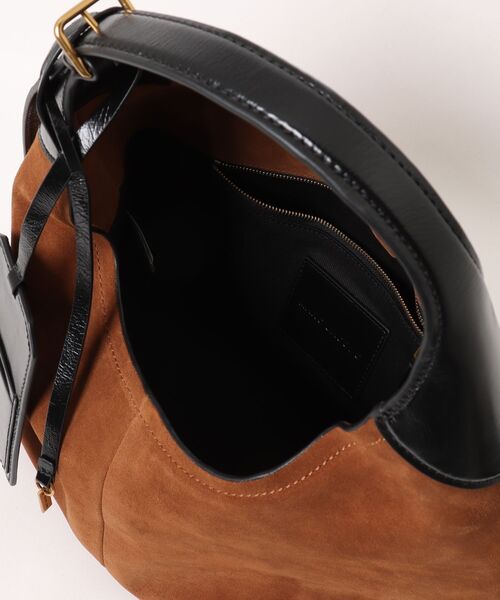 MARC JACOBS(マークジェイコブス)の「THE BELTED SUEDE SACK BAG/ザ ベルテッド スエード サック バッグ(ショルダーバッグ・レディース・ブラウン・ONE SIZE)」の8枚目の写真