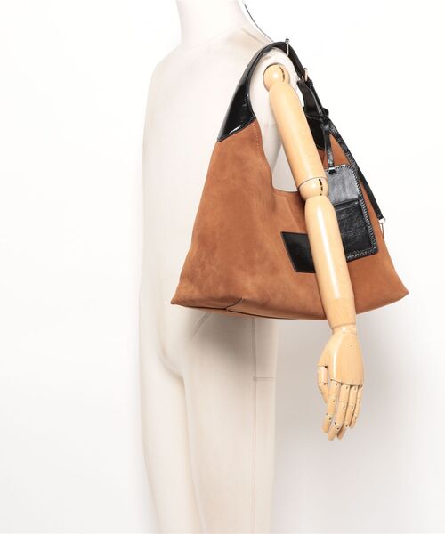 MARC JACOBS(マークジェイコブス)の「THE BELTED SUEDE SACK BAG/ザ ベルテッド スエード サック バッグ(ショルダーバッグ・レディース・ブラウン・ONE SIZE)」の9枚目の写真