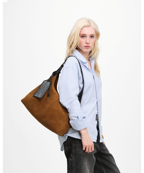 MARC JACOBS(マークジェイコブス)の「THE BELTED SUEDE SACK BAG/ザ ベルテッド スエード サック バッグ(ショルダーバッグ・レディース・ブラウン・ONE SIZE)」の2枚目の写真