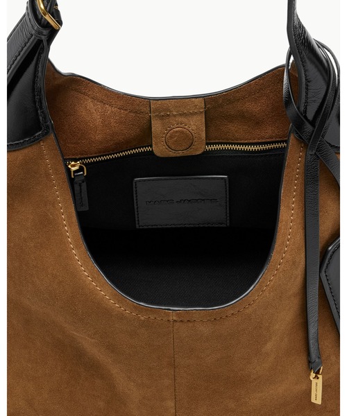 MARC JACOBS(マークジェイコブス)の「THE BELTED SUEDE SACK BAG/ザ ベルテッド スエード サック バッグ(ショルダーバッグ・レディース・ブラウン・ONE SIZE)」の4枚目の写真