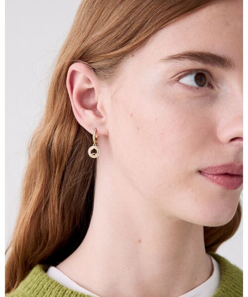 kate spade new york（ケイトスペード ニューヨーク）の「スポット ザ スペード パヴェ ヘイロー ハギー（ピアス（両耳用）・レディース・ベージュ・ONESIZE）」の2枚目の写真