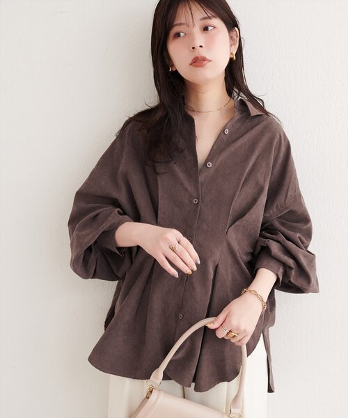 natural couture(ナチュラルクチュール)の「ピーチタックシャツ(シャツ/ブラウス・レディース・チャコールグレー/アイボリー/ブラウン・FREE)」の3枚目の写真