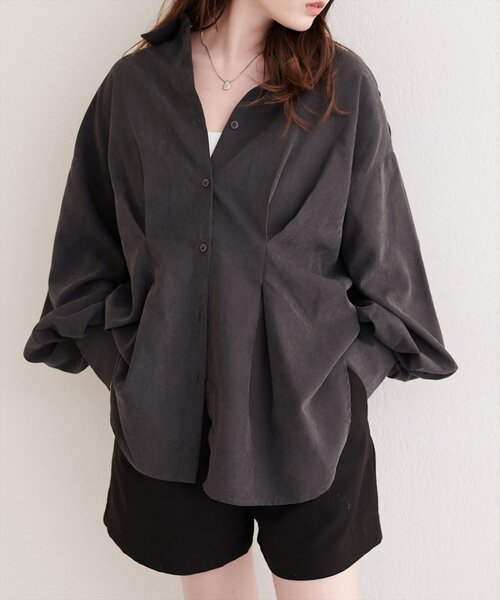 natural couture(ナチュラルクチュール)の「ピーチタックシャツ(シャツ/ブラウス・レディース・チャコールグレー/アイボリー/ブラウン・FREE)」の8枚目の写真