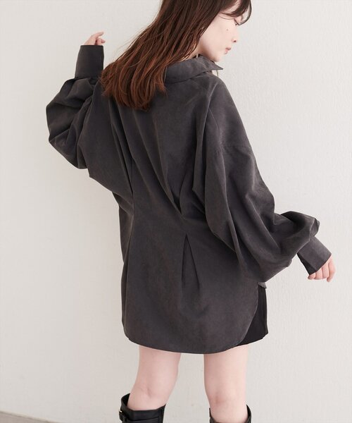 natural couture(ナチュラルクチュール)の「ピーチタックシャツ(シャツ/ブラウス・レディース・チャコールグレー/アイボリー/ブラウン・FREE)」の9枚目の写真
