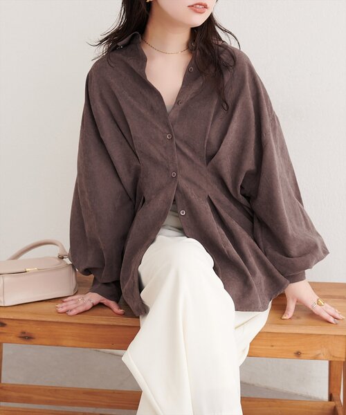 natural couture(ナチュラルクチュール)の「ピーチタックシャツ(シャツ/ブラウス・レディース・チャコールグレー/アイボリー/ブラウン・FREE)」の14枚目の写真
