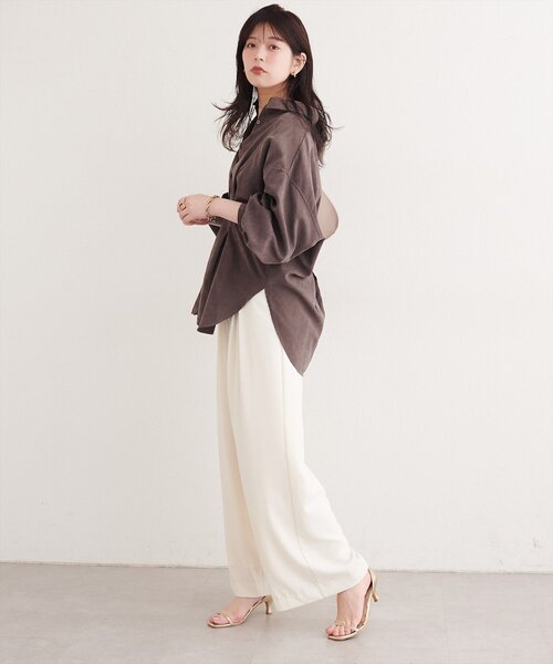 natural couture(ナチュラルクチュール)の「ピーチタックシャツ(シャツ/ブラウス・レディース・チャコールグレー/アイボリー/ブラウン・FREE)」の16枚目の写真