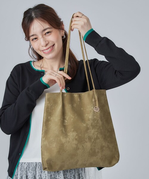 SHOO・LA・RUE(シューラルー)の「光沢生地つまみハンドルトートバッグ(トートバッグ・レディース・ブラック/グレー/シルバー/カーキ/ボルドー・00)」の4枚目の写真