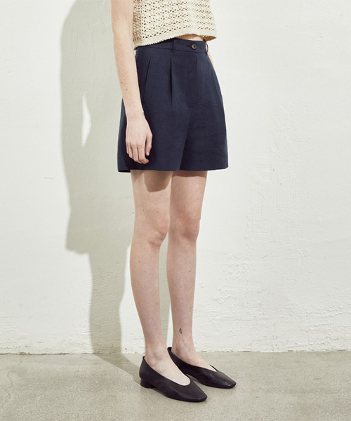 RIDIFI(リディフィ)の「PLEATS LINEN HALF PANTS_NAVY(その他パンツ・レディース・その他・SMALL)」の1枚目の写真