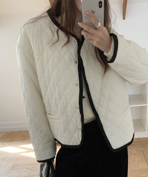 AMAJI(アマジ)の「バイカラー パイピング ショート丈 中綿ジャケット(その他アウター・レディース・ライトブルー/ベージュ/イエロー・FREE)」の2枚目の写真