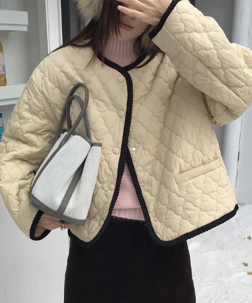 AMAJI(アマジ)の「バイカラー パイピング ショート丈 中綿ジャケット(その他アウター・レディース・ライトブルー/ベージュ/イエロー・FREE)」の4枚目の写真